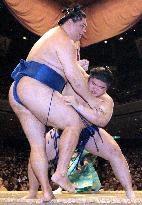 Kotomitsuki posts win to keep lead in autumn sumo